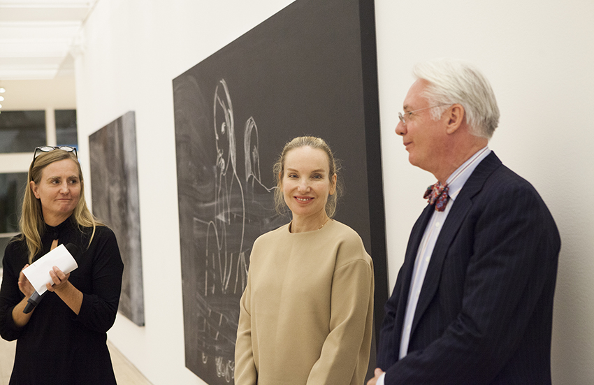 Konstnären Rita Ackerman tillsammans med utställnings-curator och koordinator.