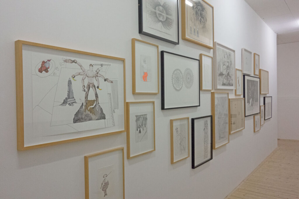 Installationsbild från utställningen Gertrud Alfredsson & Anna Brag, 2016. Inramade teckningar hänger på väggen.