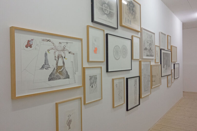 Installationsbild från utställningen Gertrud Alfredsson & Anna Brag, 2016. Inramade teckningar hänger på väggen.