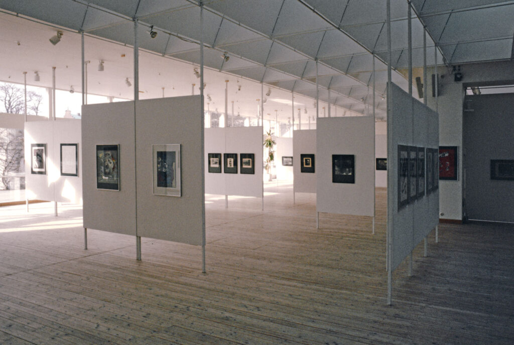 Installationsbild från utställningen Raoul Hausman 1886–1971.