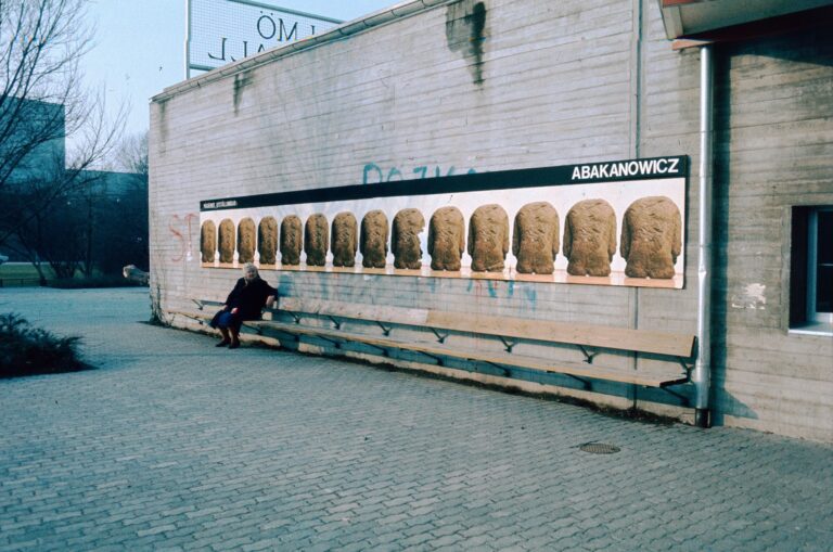 Konsthallens fasad i kvällsljus med entréskylten till Magdalena Abakanowicz's utställning.