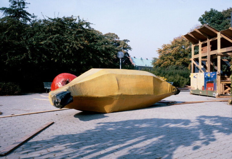 En stor skulptur i forma av en banan ligger utanför Malmö Konsthall