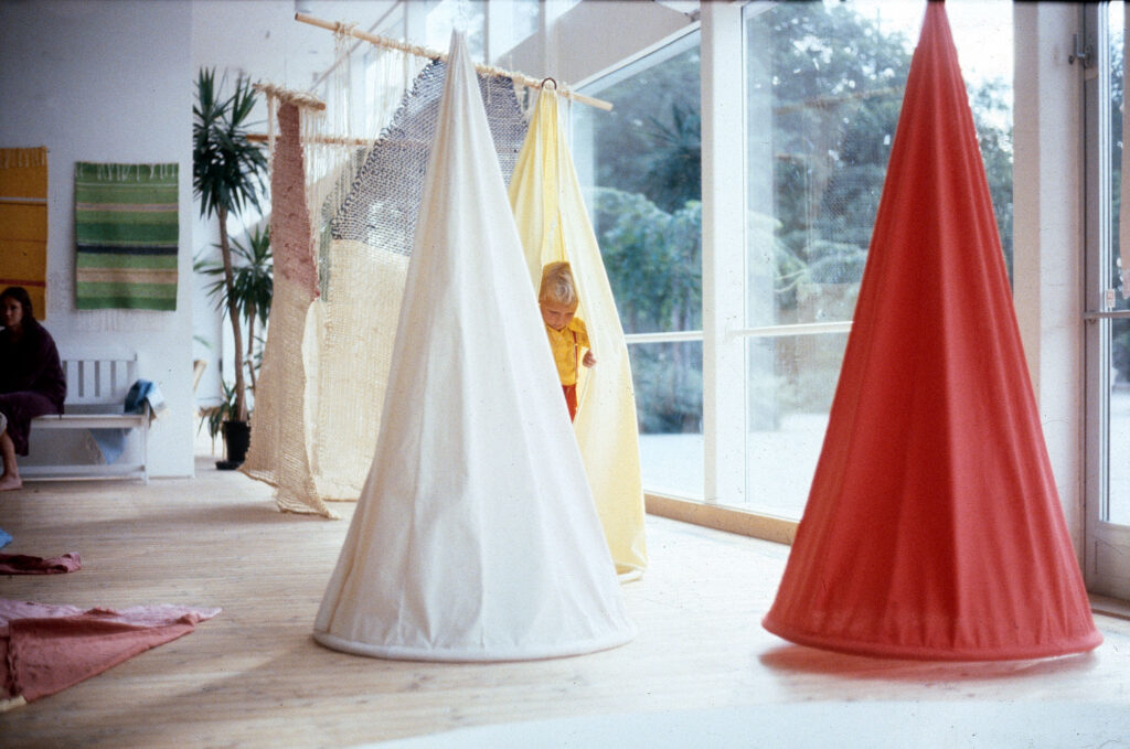 Mjukt ljus. Ett barn leker i tygskulpturer i utställningen Leklandskap 1979.