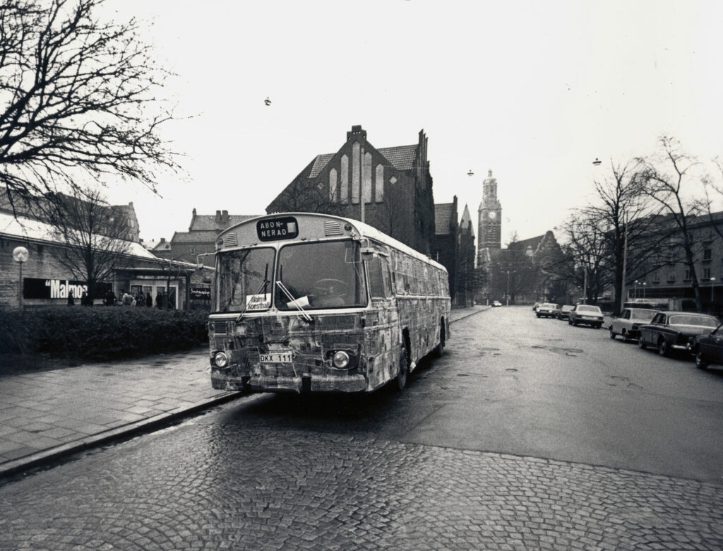 En buss står parkerad på bilvägen utanför Malmö Konsthall.