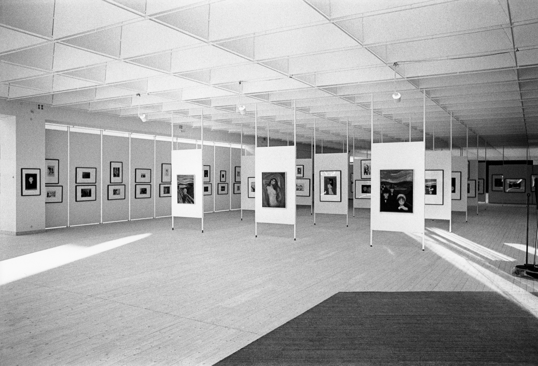 Installationsbild av Edvard Munch, konsthallens första utställning.