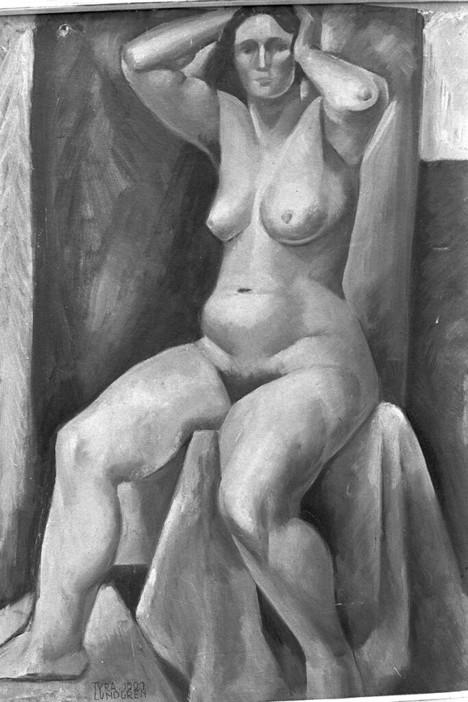 En målad tavla av en naken kvinna som sitter på en stol med ett tygstycke över.