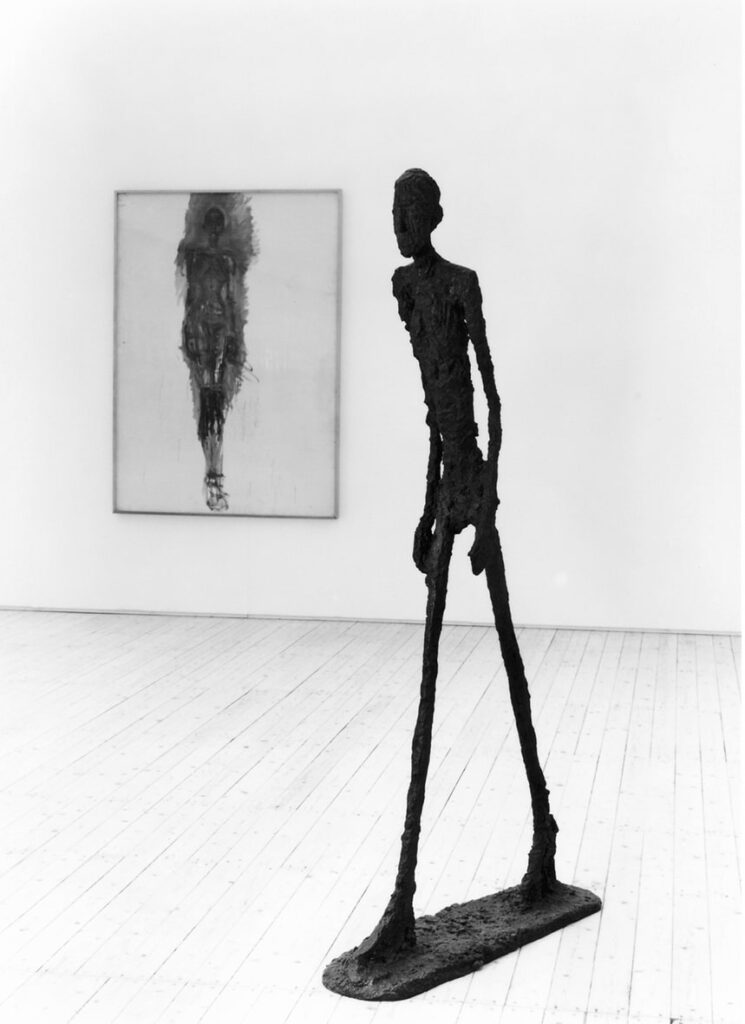 Skulptur av Alberto Giacometti föreställande en person.