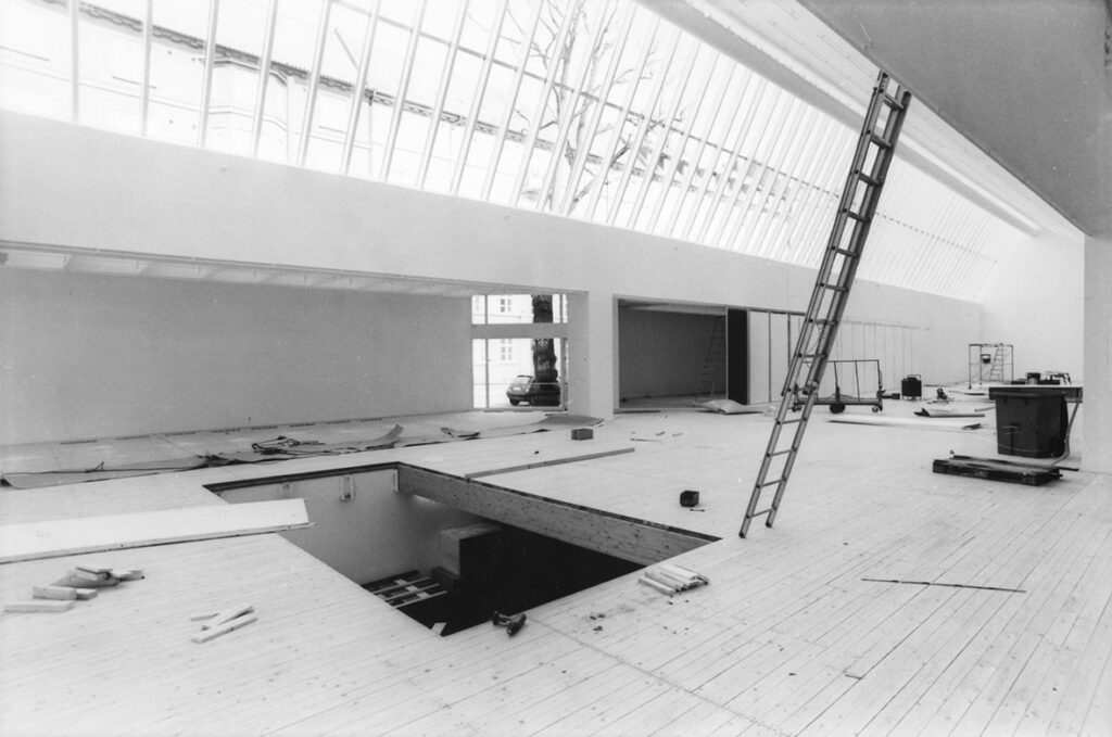 Konsthallen under uppbyggnaden av utställningen Till Brancusi. Ett stort rektangulärt hål har skapats i golvet och i förgrunden syns en stege.