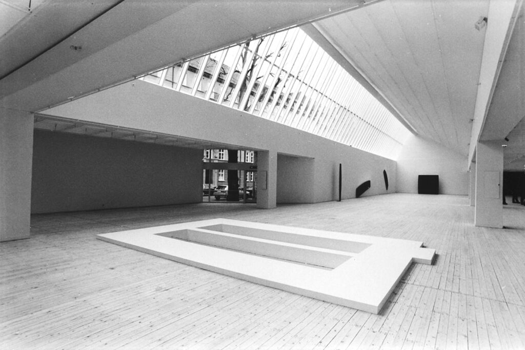 Vybild över konsthallen under utställningen Till Brancusi. Centrerat i bild är ett verk på golvet, det liknar en pool utan vatten.
