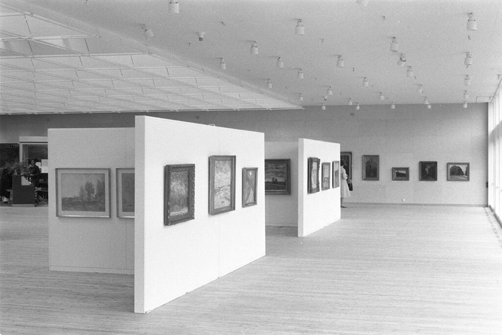 Carl Fredrik Hills målningar hänger på rad i Malmö Konsthall.