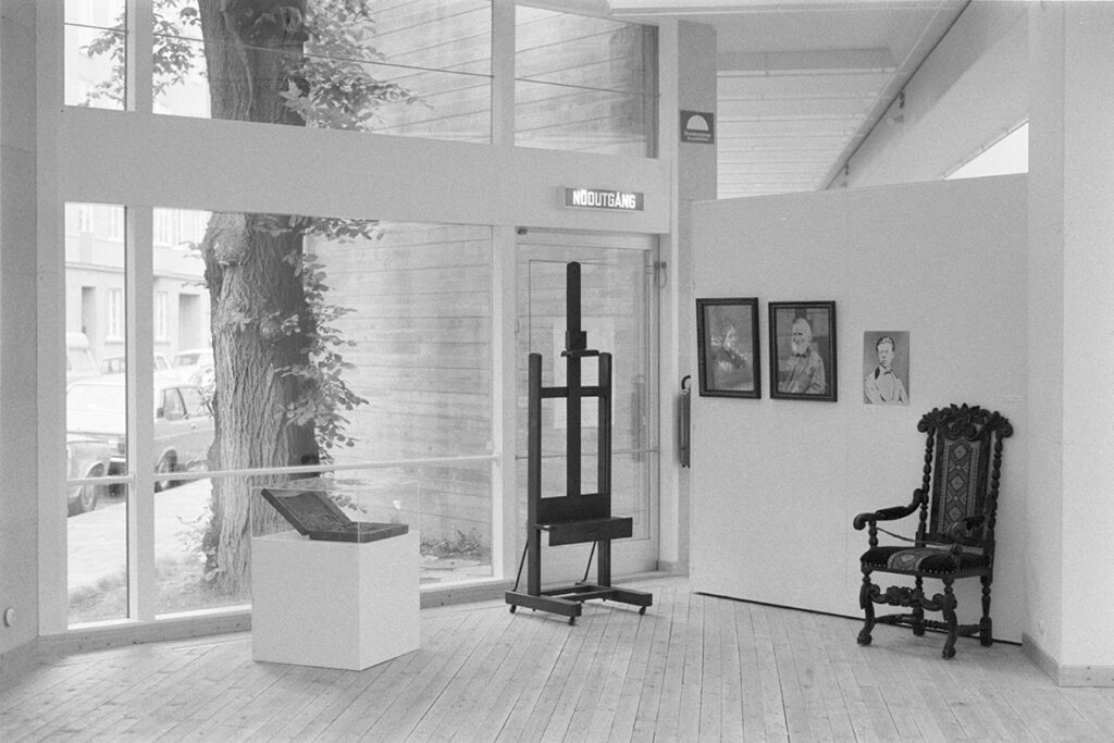 Installation med målningar och möbler i Carl Fredrik Hills utställning 1976.