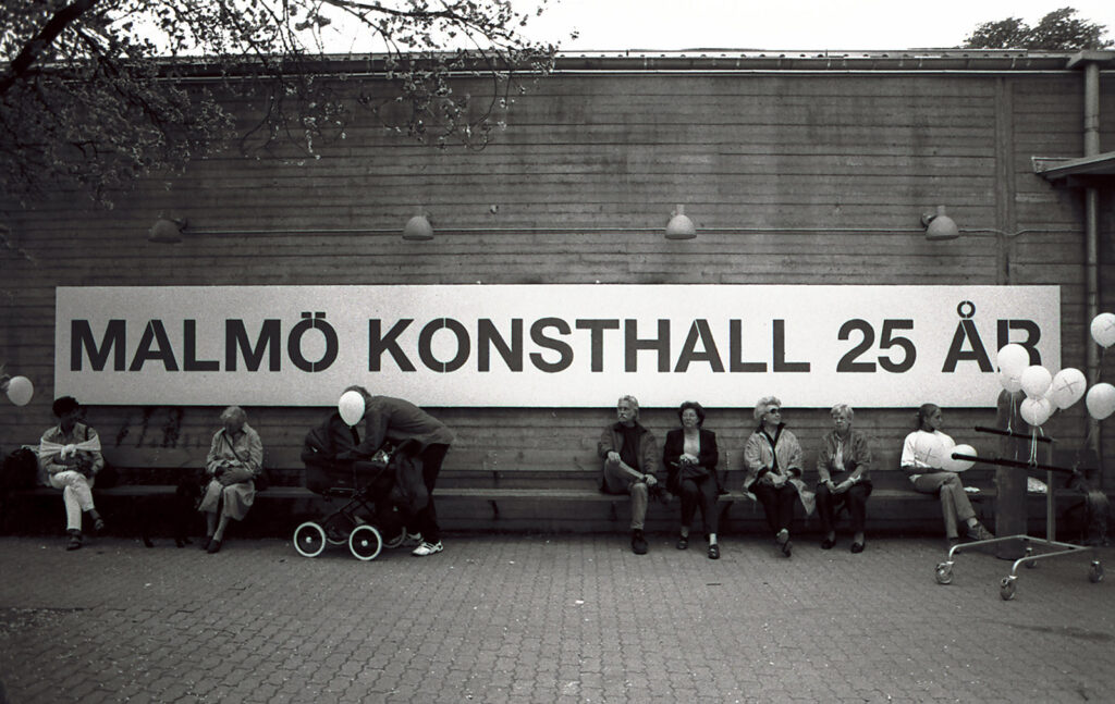 Malmö Konsthalls 9 meter långa entréskylt med texten 