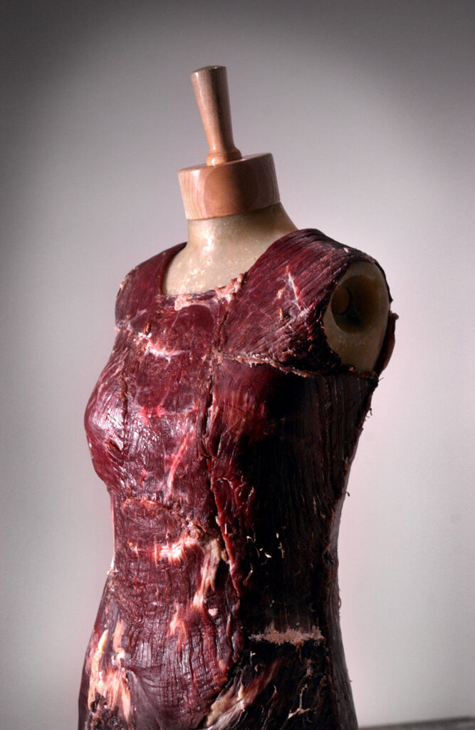 En av Jana Sterbaks klänningar av kött på en mannekäng.