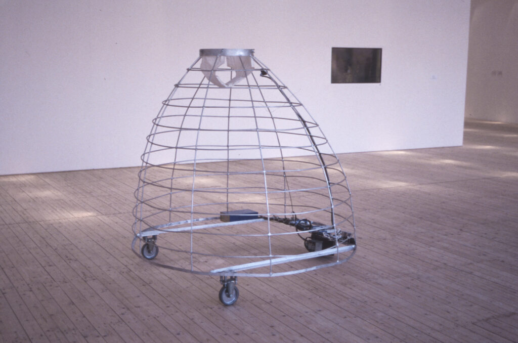 Skulptur av Jana Sterbak. En metallställning, lik krinolin, på industriella hjul.