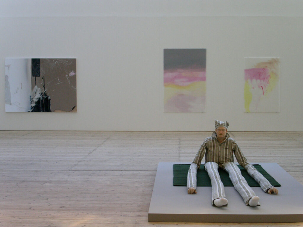 Installationsbild/vy av utställningen Malm1, 2004. Målningar och skulptur i konsthallsrummet.