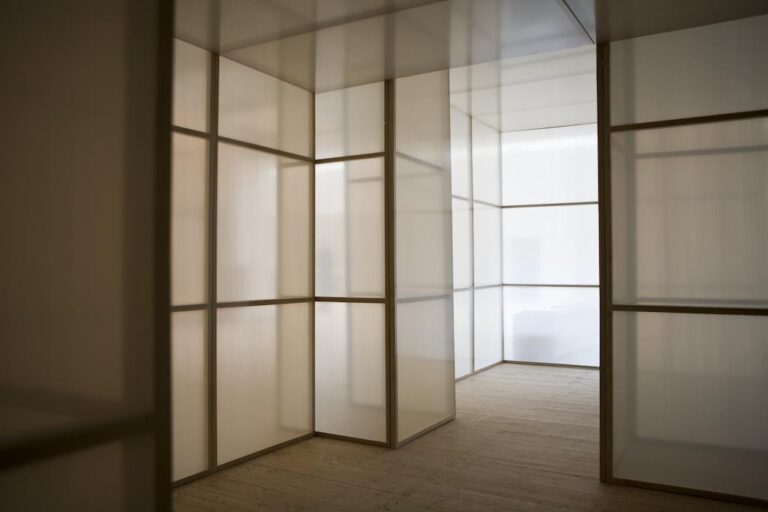 Bild från utställningen Kulisserna (The Wings). Genomskinliga väggar/kulisser där besökaren kan se genom väggen medan nästa utställning installeras