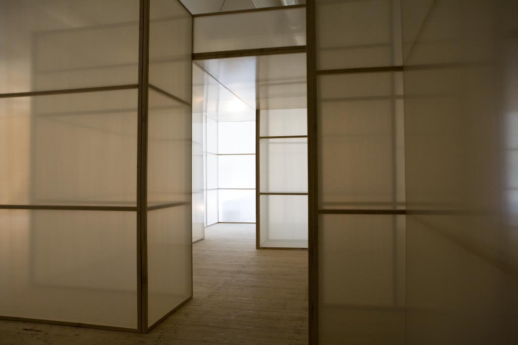 Bild från utställningen Kulisserna. Genomskinliga väggar/kulisser där besökaren kan se genom väggen medan nästa utställning installeras.