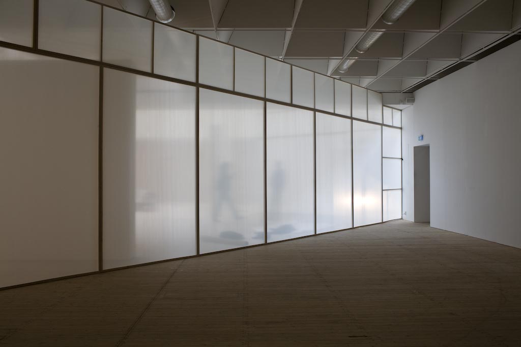 Bild från utställningen Kulisserna. Genomskinliga väggar/kulisser där besökaren kan se genom väggen medan nästa utställning installeras.