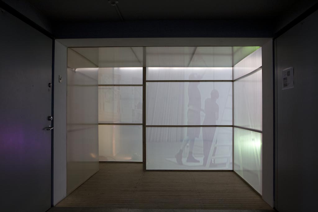 Bild från utställningen Kulisserna (The Wings). Genomskinliga väggar/kulisser där besökaren kan se genom väggen medan nästa utställning installeras