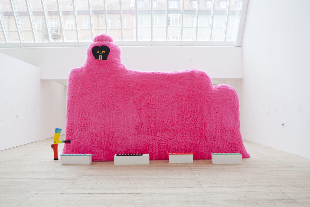 Misaki Kawais gigantiska hund i rosa fuskpäls, Doggy Dog.