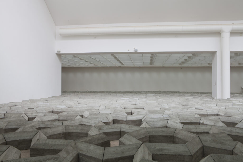 Mike Nelsons betongverk på konsthallens golv.