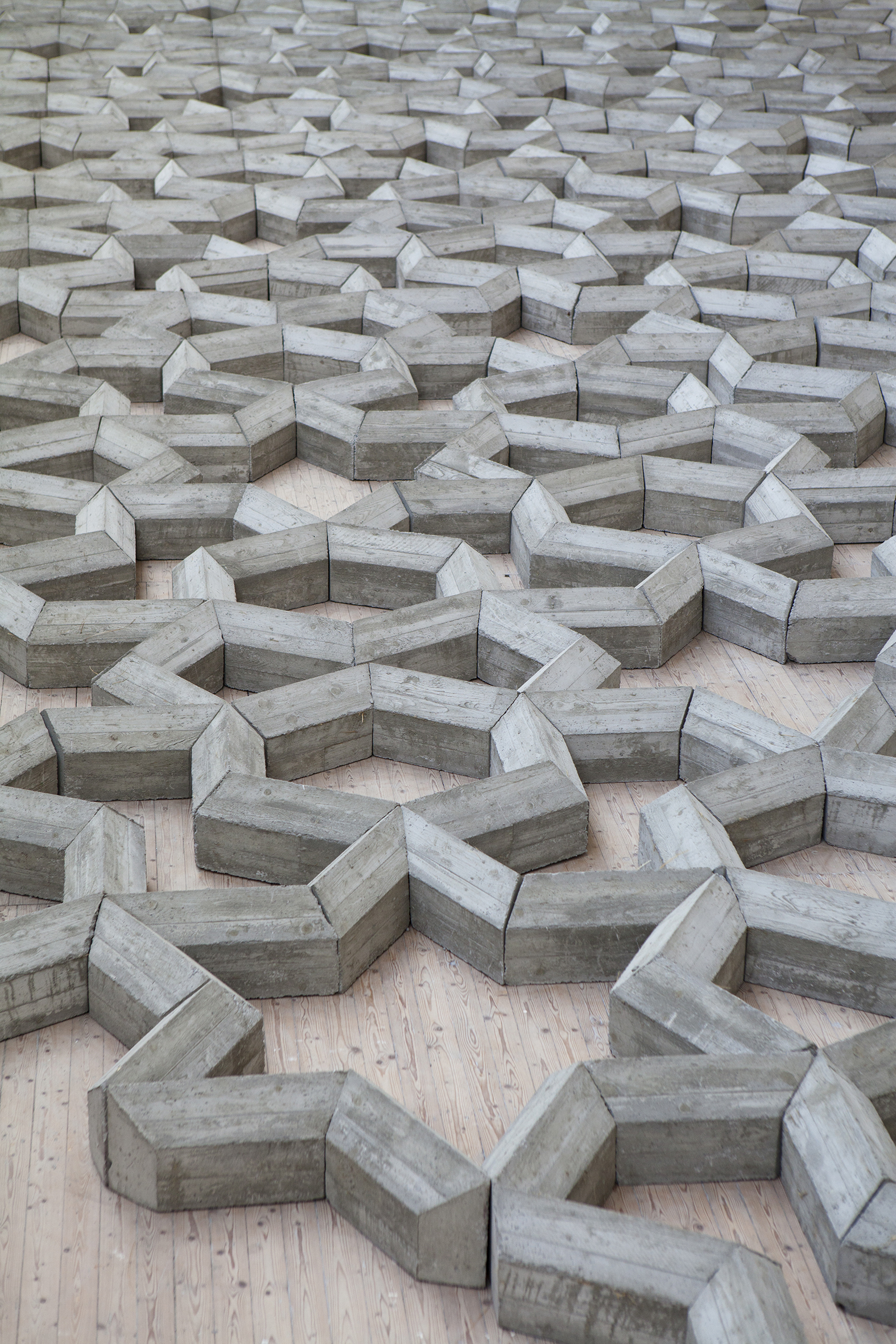 Mike Nelsons betongverk på konsthallens golv.