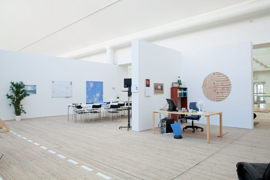 Översiktsbild av ett rum i utställningen 24 Spaces, 2013 med flera skulpturer placerade i ett ljust gallerirum.