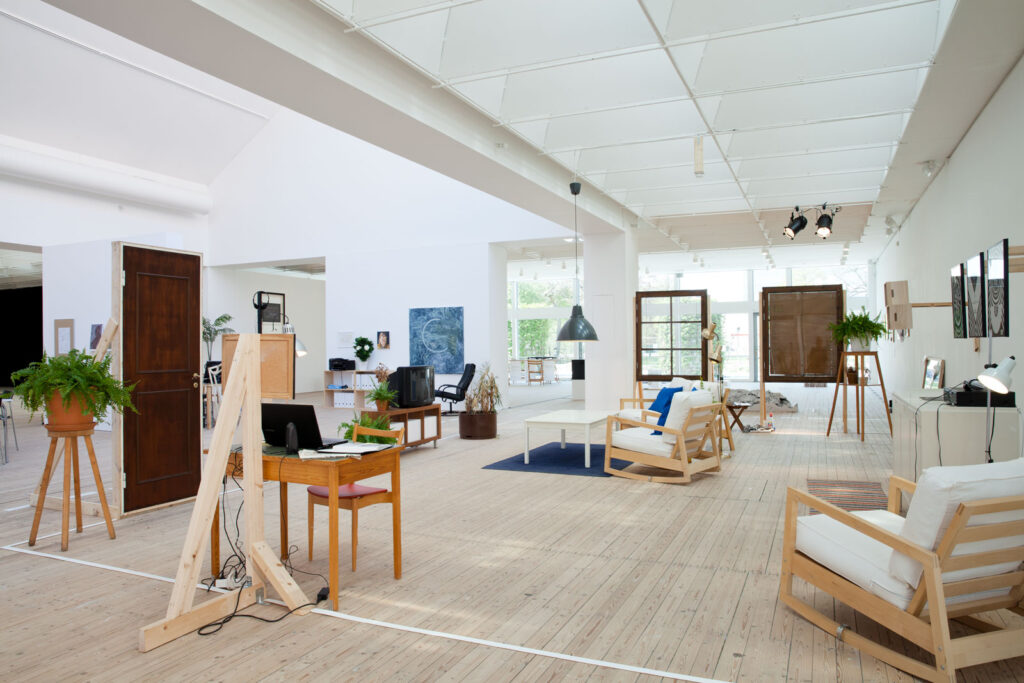 Översiktsbild av ett rum i utställningen 24 Spaces, 2013 med flera skulpturer placerade i ett ljust gallerirum.