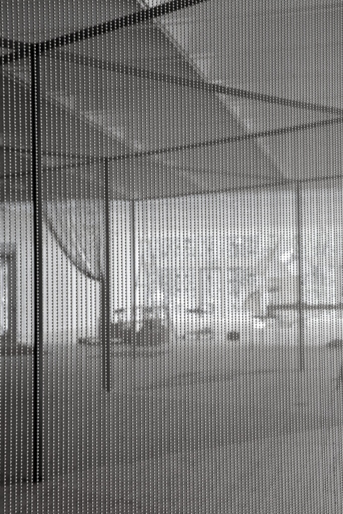 Installationsbild av Gunilla Klingbergs utställning på Malmö Konsthall 2014. Ett draperi av trådar med små metallkulor fyller bilden.