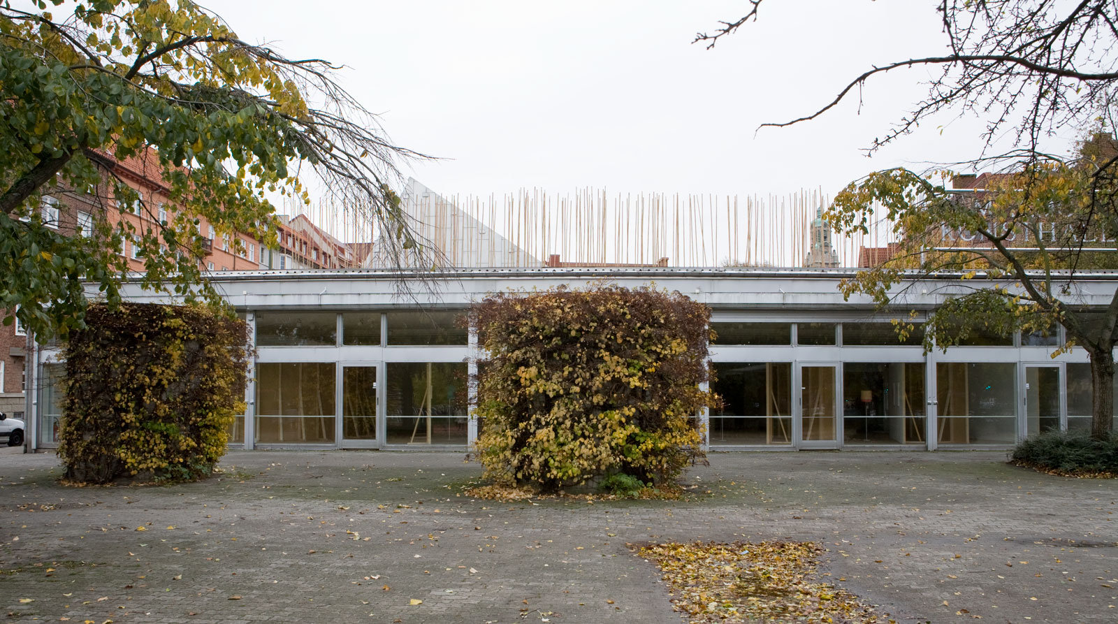Installationsbild/vy/exteriörbild av utställning med Isa Genzken, 2008. Bilden är tagen av Malmö Konsthalls exteriör där man skymtar verket som sitter konsthallens tak.