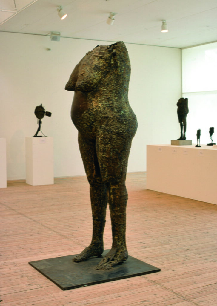Ett skulpturalt verk av César, föreställande en kvinnokropp.
