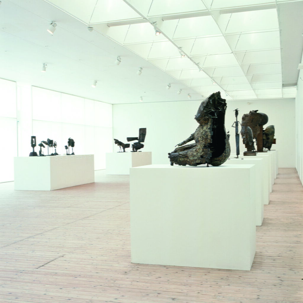 Miljöbild på konsthallen under Césars utställning. Flera skulpurer står på piedestaler i konsthallen.