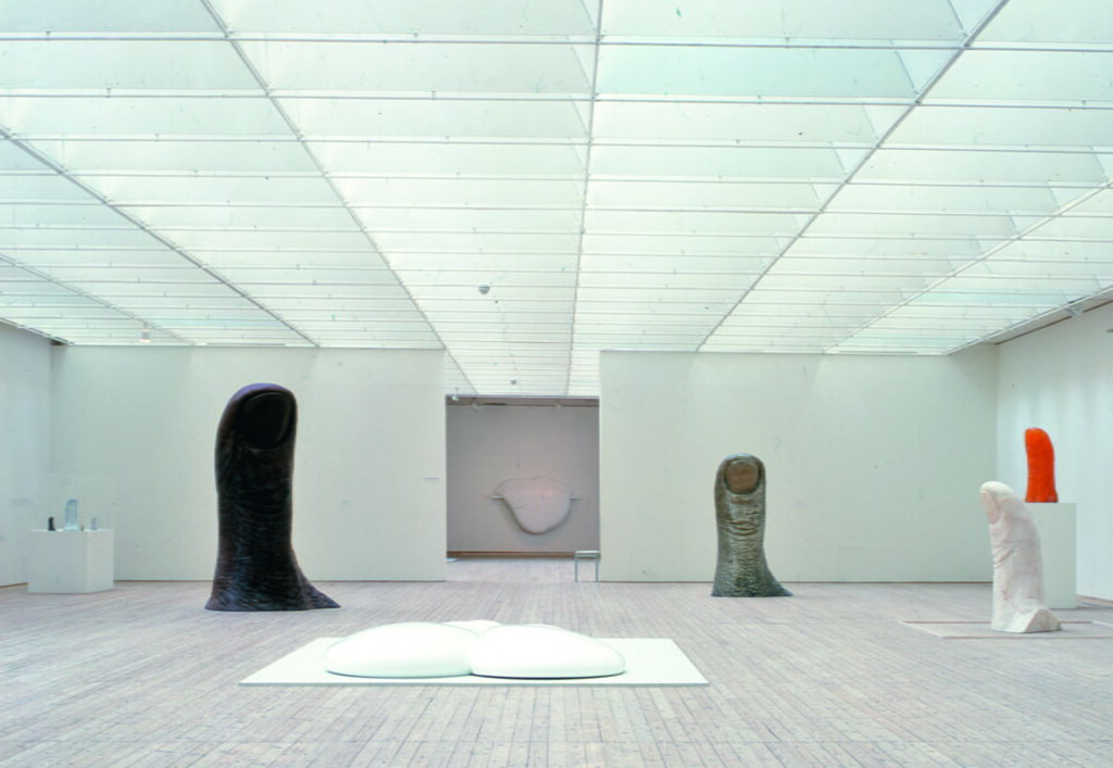 Miljöbild på konsthallen under Césars utställning. Césars skulturer föreställande enorma tummar står utspritt i konsthallen.