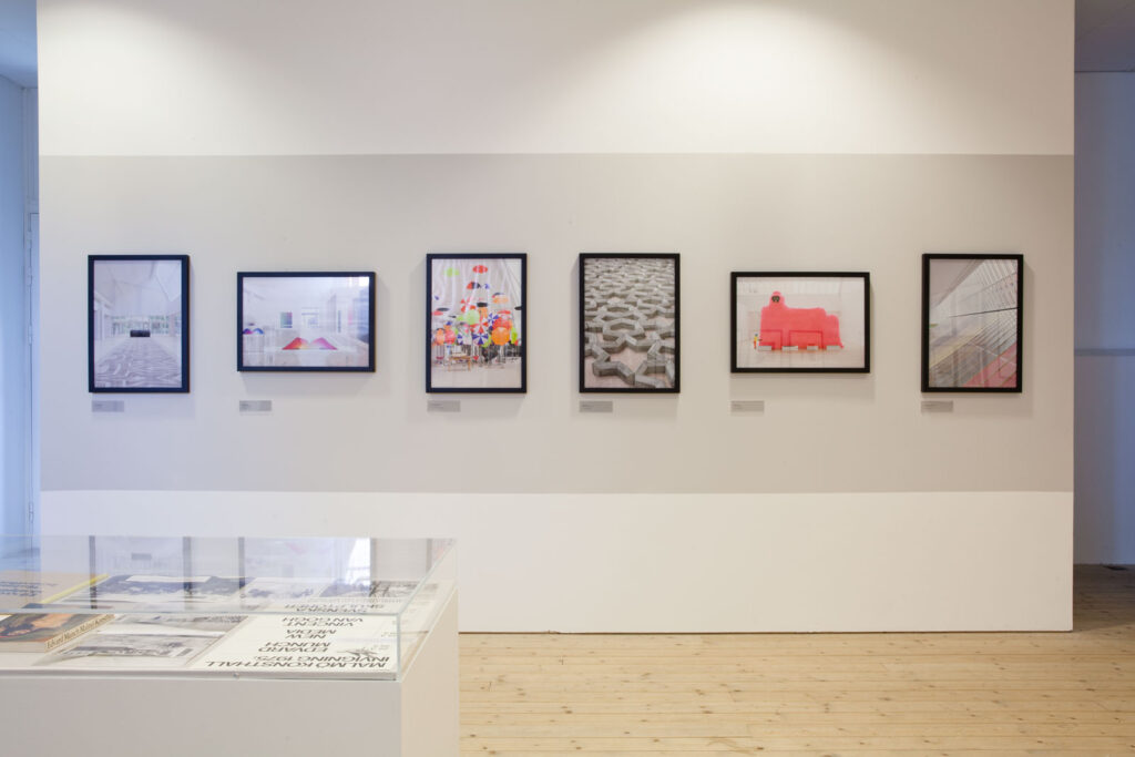 Översiktsbild av utställningen Malmö Konsthall 40 år, 2015. Minnesvärda fotografier sitter inramade på en vägg.