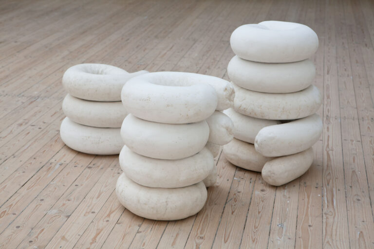 Verkbild av en keramisk skulptur i vit, obehandlad lera av Anna Maria Maiolino, 2011.