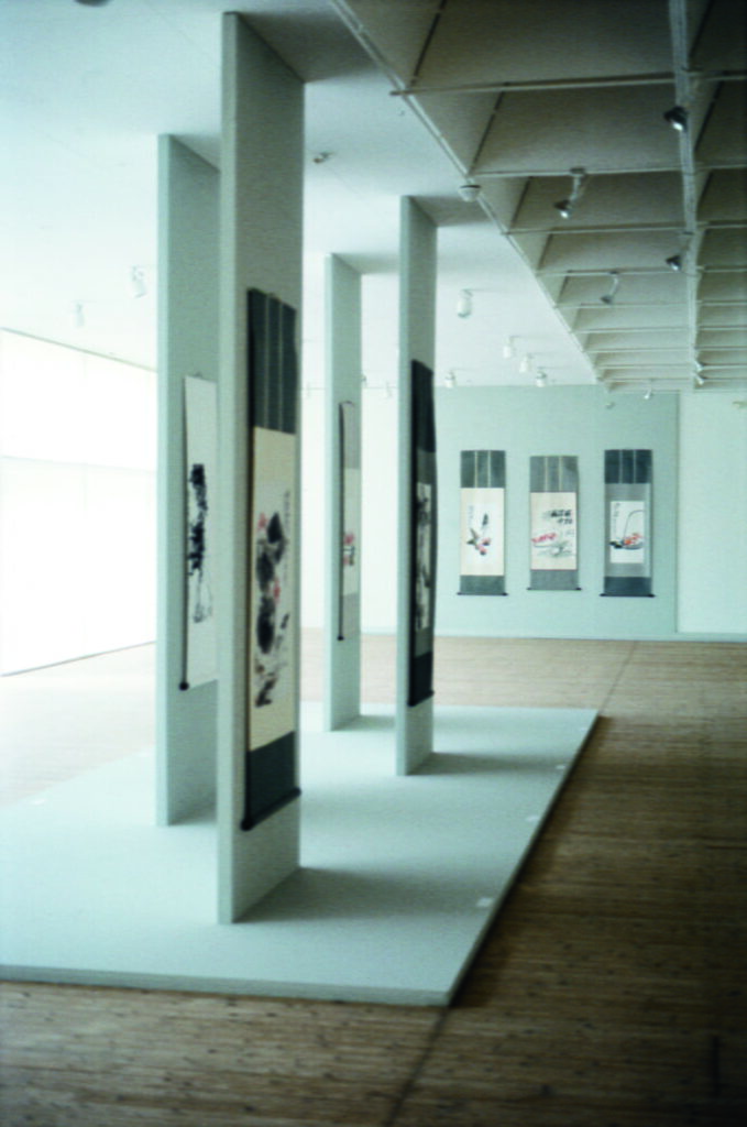 Sju teckningar hänger i konsthallen. Fyra av de hänger på tunna pelare, de andra tre hänger längre bak på en vägg.