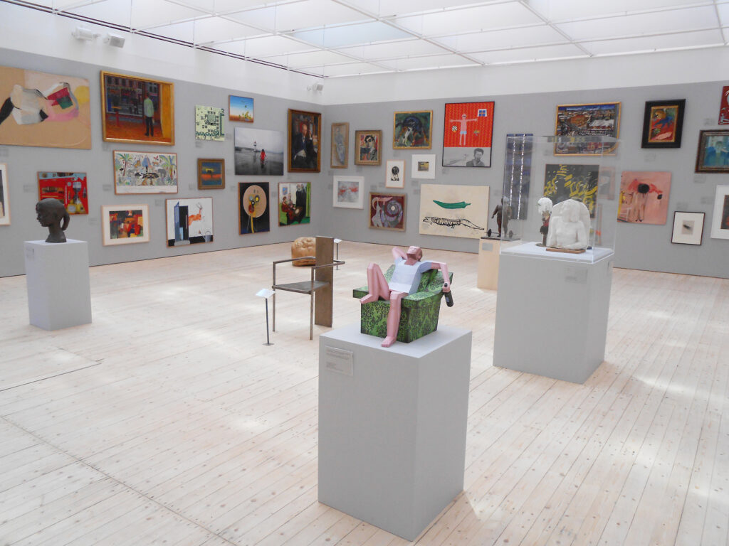 Gallerihängning med en månfalld av verk och skulpturer ut konstmuseets samlingar.