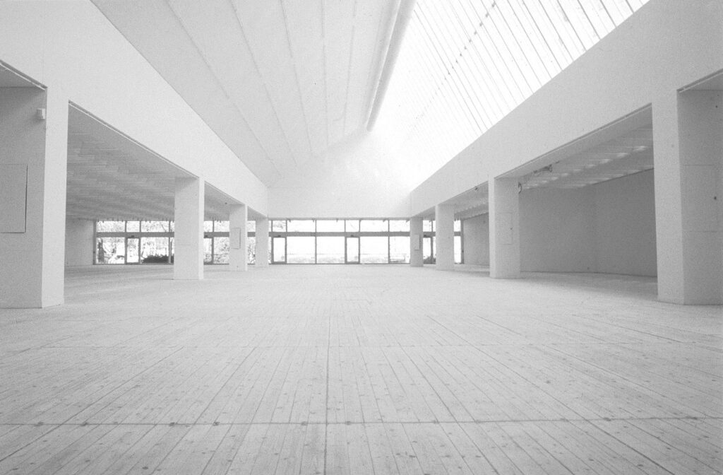 Svartvit bild av den stora ljusa konsthallen tom.