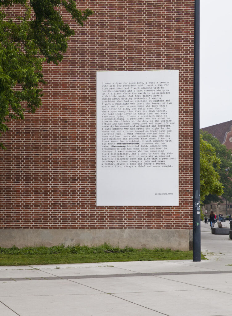 En stor vepa i form av ett brev/manifest sitter på Malmö Konsthalls fasad.