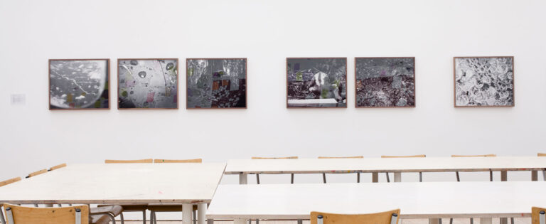 Installationsbild från utställningen Siri Ekker Svendsens utställning 2017. Fotografisk konst hänger på väggen.