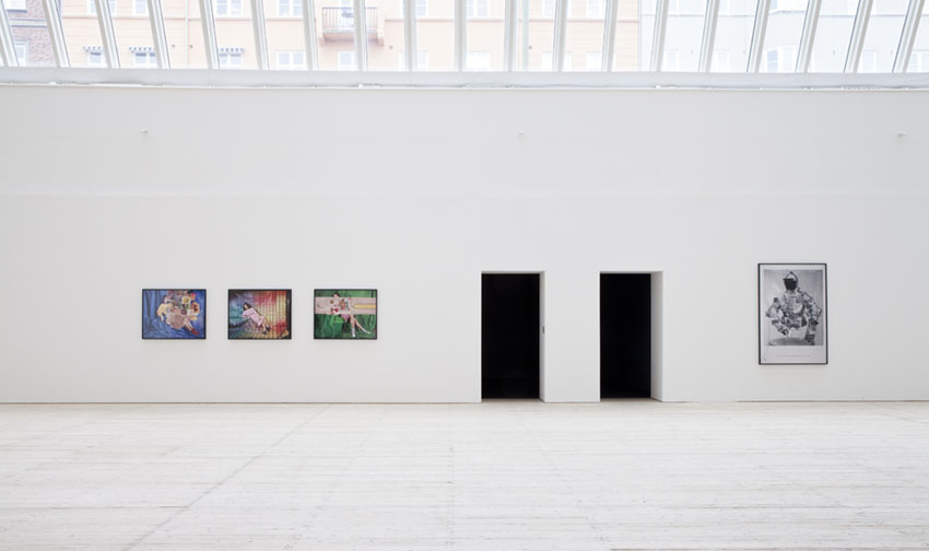 Installationsbild från Konsthallen. Fotografisk konst hänger på väggarna i ljsuschaktet.