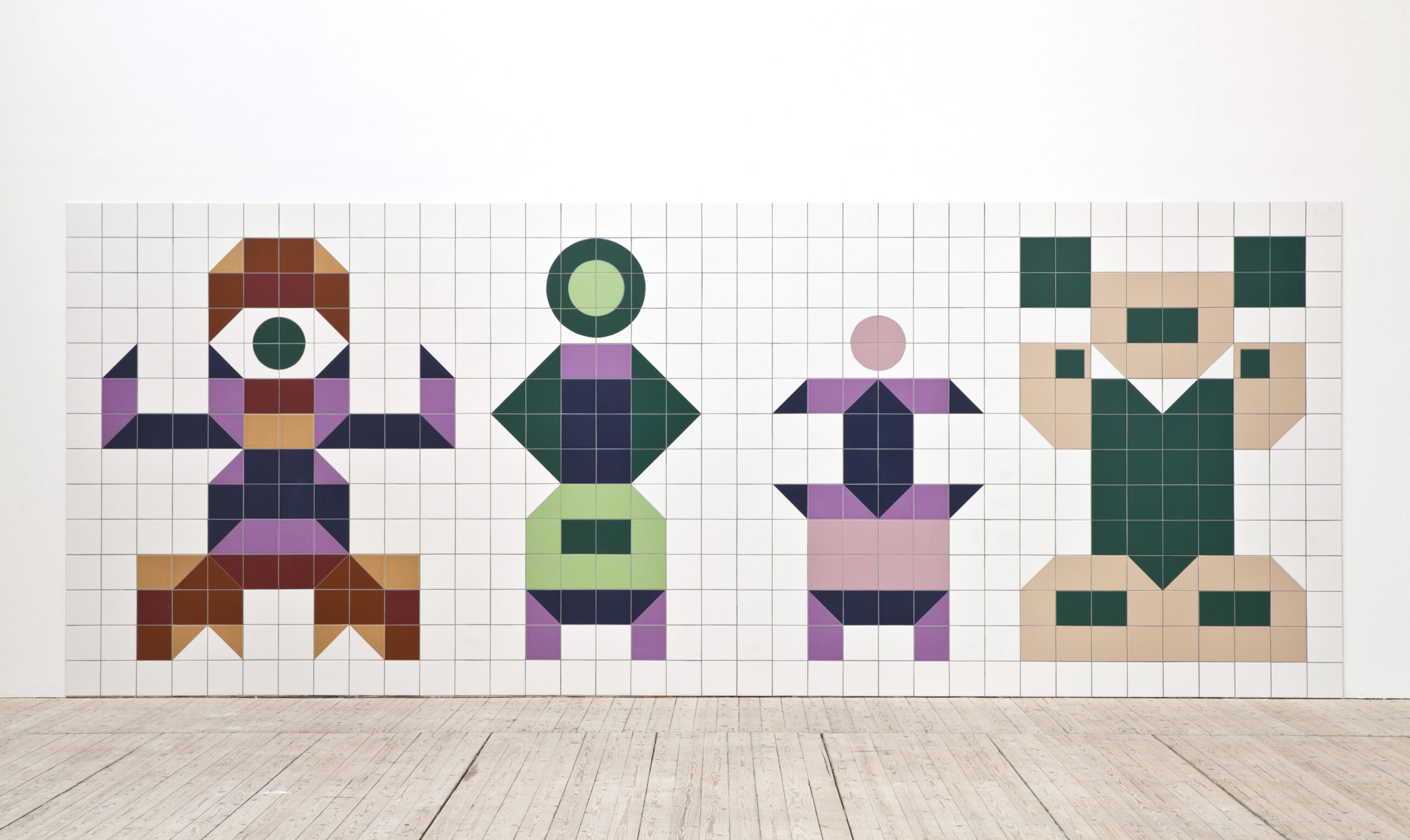 Närbild av ett av Ruth Wolf Rehfeldt verk uppbyggt av kakelplattor. Fyra figurer bildas av färglada plattor.