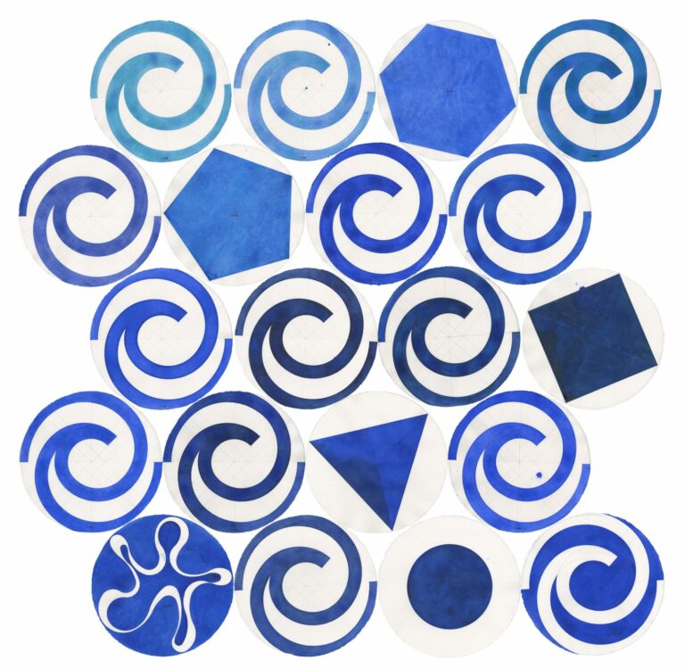 Konstverk av Henri Jacobs målat i blått och vitt. Spiraler och grafiska symboler.