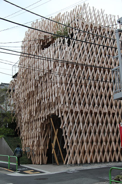Foto av byggnad byggt av ljusbruna bamburör