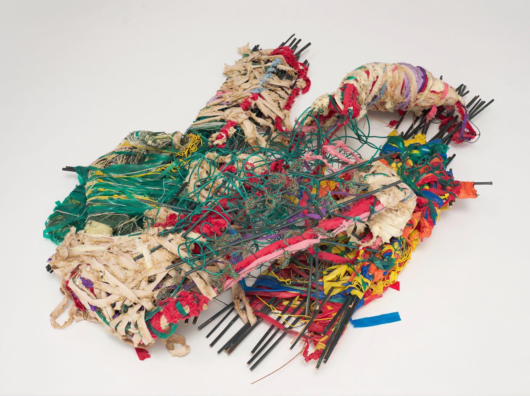 Konstverk av Judith Scott i garn och tråd som har snurrats i en organisk form. Verket är mångfärgat..