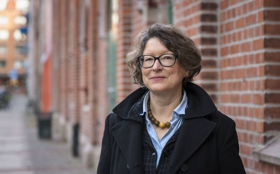 Fotoporträtt av Iris Müller-Westerman i stadsmiljö