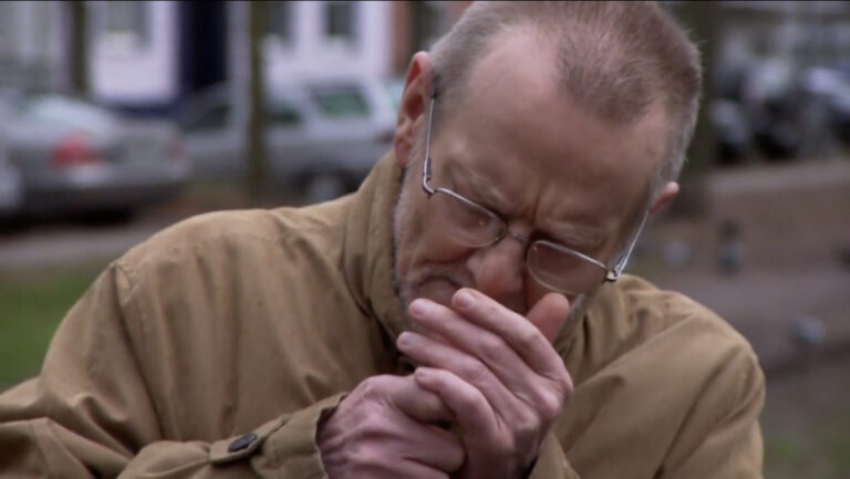 Bild ur filmen Ademeit av en man tändandes en cigarett