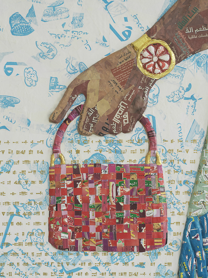 Närbild av ett av Michael Rakowitz stora, färgstarka verk i papir maché. En hand som håller i en lite väska.