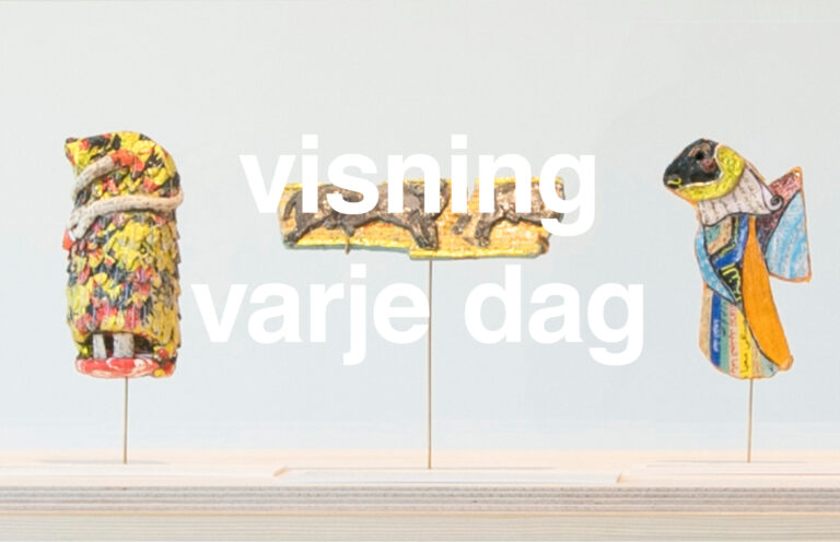 Vit text mot vit bakgrund med färgglada skulpturer