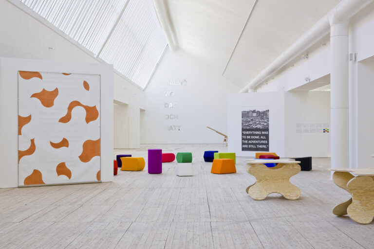 Installationsbild av Luca Freis utställning i konsthallen. Bilden är ljus och verken har glada färger så som orange, lila, rött och grönt.